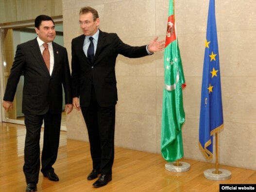 Ýewropa Bileleşiginiň komissary Andris Piebalgs we Türkmenistanyň prezidenti Gurbanguly Berdimuhamedow Brýusselde, 2007-nji ýyl.
