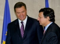 Yanukovych (left) meeting with Barroso today (epa)
