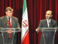IAEA deputy head Olli Heinonen and Iranian negotiator Javad Vaeedi (AFP)