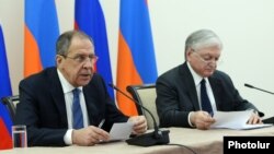 Министр иностранных дел России Сергей Лавров (слева) и министр иностранных дел Армении Эдвард Налбандян. Ереван, 22 апреля 2016 года.