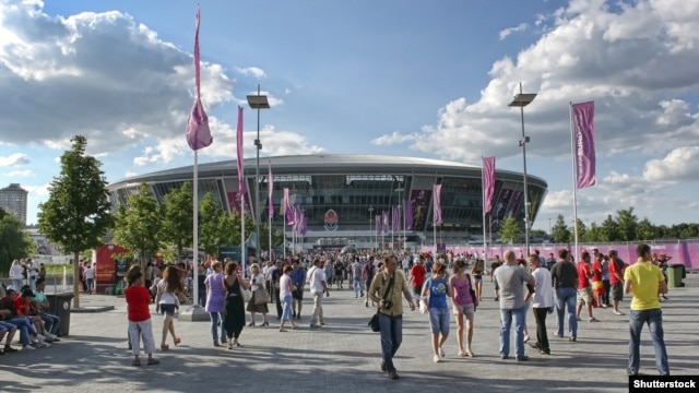 Футбольные фанаты возле стадиона «Донбасс-Арена» во время Евро-2012. Донецк, 27 июня 2012 года