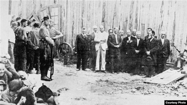 Leaders of the Jewish community of the town of Balti (right) are seen before their execution on July 15, 1941. German soldiers stand at left. (Photo: Matatias Carp, Cartea Neagra - Bucharest, 1947 - Volume III)  