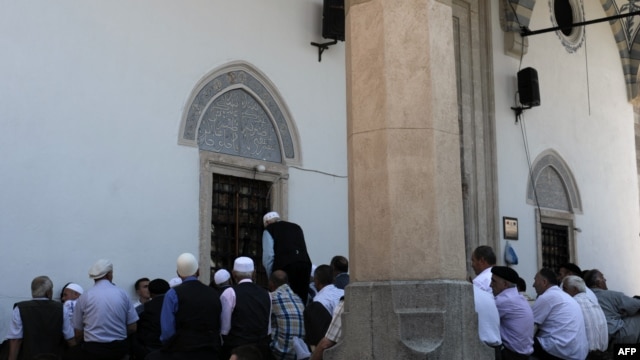 Muslimanski vernici ispred džamije u Prištini - ilustracija