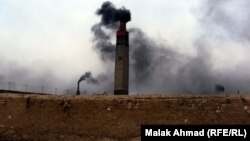 دخال يتصاعد من معامل في منطقة النهروان