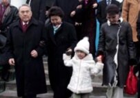 Kazakh President Nazarbaev (left) with his daughter Darigha (far right), the wife of Rakhat Aliev (file photo) (epa)