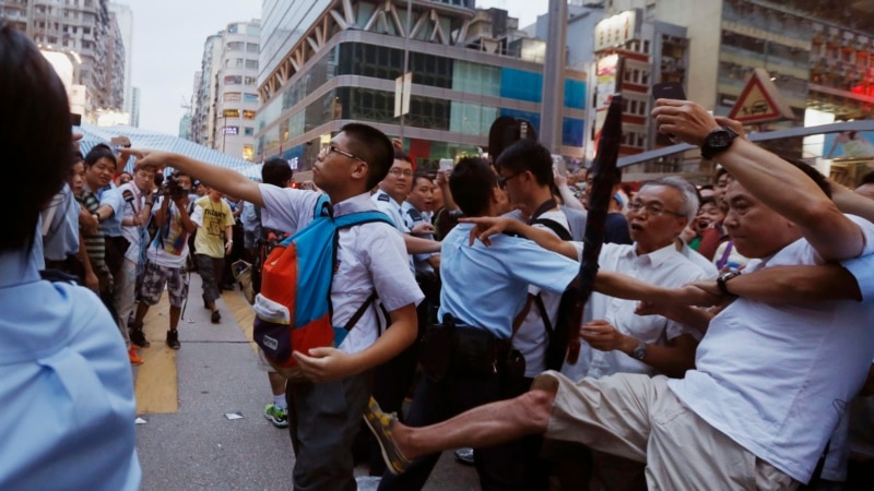 В Гонконге сотни людей штурмовали лагерь участников протестов
