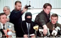 Trepashkin (left) at a November 1998 Moscow press conference at which Litvinenko (right) claimed he had been ordered to kill Boris Berezovsky ((AFP)