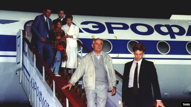 Soviet President Mikhail Gorbachev returns to Moscow from the Crimea on August 22, 1991 after a hardline coup failed.