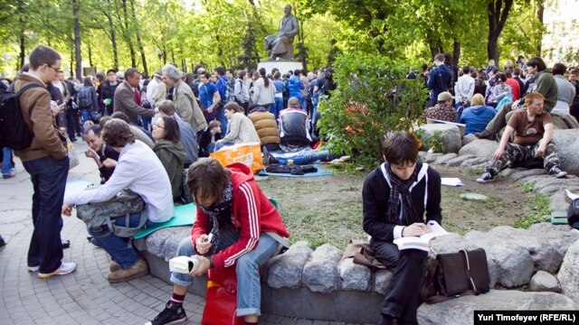 Абай ескерткіші алдындағы оппозиция жиыны. Мәскеу, 10 мамыр 2012 жыл.