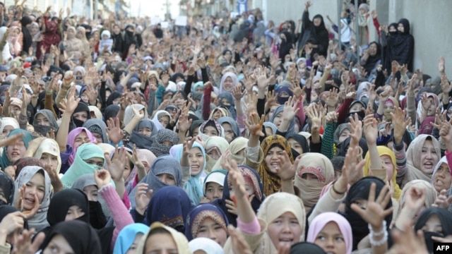 Shi'ite Muslim women protest against the killing of bomb attack victims in Quetta.