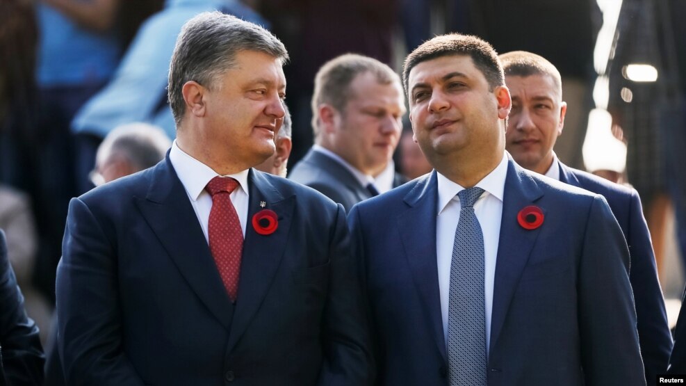 The new e-declarations has finally given Ukrainians an opportunity to assess the wealth of senior public servants such as President Petro Poroshenko (left) and Prime Minister Volodymyr Hroysman (right).