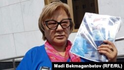 Семей тұрғыны Кенжеғайша Рақымбаева бас прокуратура қабылдауынан кейін. Астана, 1 шілде 2016 жыл.