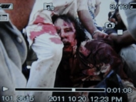 Кадр видео, показывающего моменты ареста и гибели диктатора Ливии от рук повстанцев. Сирте, 20 октября 2011 года.