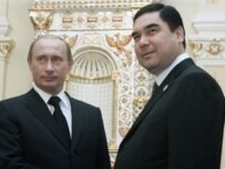 Russian President Vladimir Putin (left) wants to use the CIS summit to discuss natural gas with Turkmen President Gurbanguly Berdymukhammedov (file photo) (AFP)