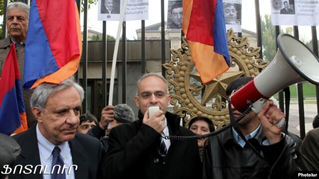Armenia - Opposition MPs Vartan Oskanian and Levon Zurabian address a demonstration outside the parliament building in Yerevan, 21Nov2012.