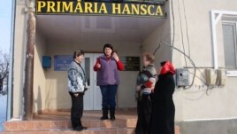 În fața primăriei din Hansca
