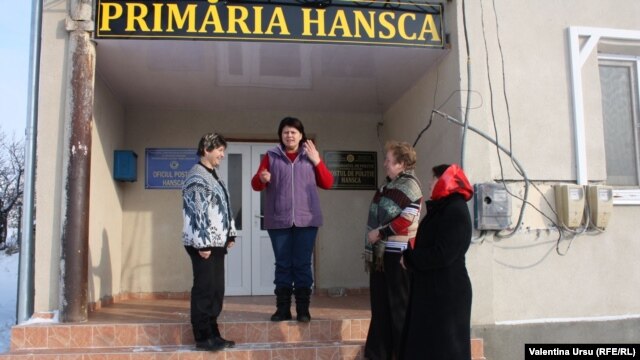 În fața primăriei din Hansca