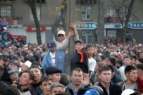 Demonstrators outside the main government building in Bishkek today (RFE/RL)