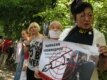 Представители прессозащитных организаций участвуют в акции протеста в защиту свободы слова.