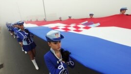 Vajzat marshojnë me flamurin kroat në Vukovar gjatë një feste të mëhershme