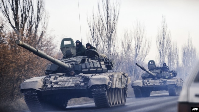 Şaxtyorsk şəhərinin yaxınlığında tanklar