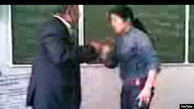A student purported to be the daughter of an Uzbek prosecutor beats and humiliates a teacher at a university in Uzbekistan.