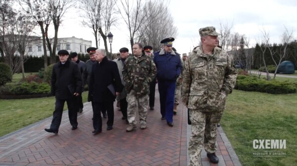 Делегація від Міністерства оборони та Адміністрації президента, що приїхала на оглядини «Межигір’я»