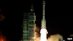 A rocket carrying the Shenzhou-9 spacecraft blasts off from the Jiuquan Satellite Launch Center