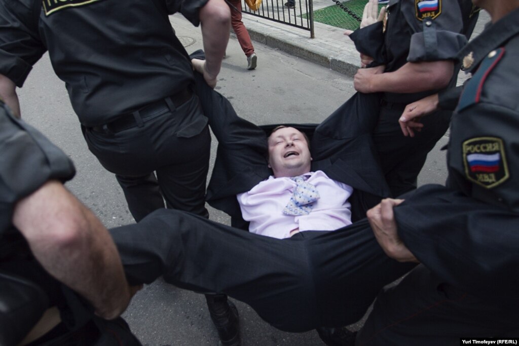 Суд в Москве оправдал гей-активиста.