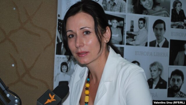 Loretta Handrabura, ministrul adjunct al învățămîntului în studioul Europei Libere la Chișinău