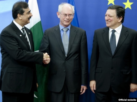 EU President Belgian Herman Van Rompuy (center) and Comission President Jose Manuel Barroso (right) greet Pakistani Prime Minister Yousaf Raza Gilani in Brussels.