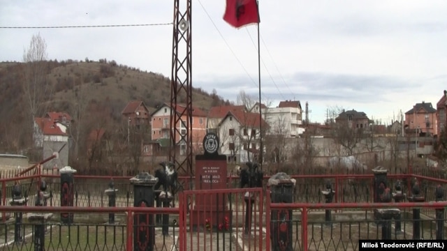 Spomenik Artenu Abaziju u Lučanima