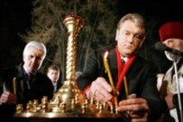 President Yushchenko and parliament speaker Volodymyr Lytvyn (left) light candles for Chornobyl victims (ITAR-TASS)