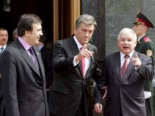 Ukraine - (L-R) Presidents of Georgia Mikheil Saakashvili, Ukraine Viktor Yushchenko, Poland Lech Kaczynski before their posing for photo during Energy Security Summit in Kyiv, 23May2008