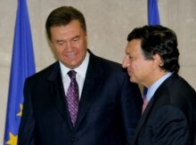 Belgium -- EU Commission President, Jose Manuel Barroso (R) with Viktor Yanukovych, Ukraine's Prime Minister, at EU commission headquarters in Brussels, 21Sep2006