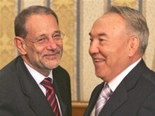 Kazakhstan -- President Nursultan Nazarbaev with EU foreign policy chief Javier Solana (L) in Astana, 10Oct2007