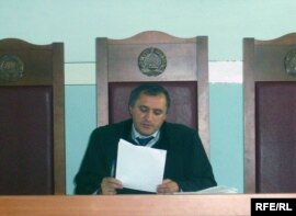 Тоҳир Қодиров, додраси Додгоҳи олӣ, ҳангоми қироати қарори додгоҳ
