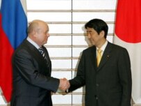 Fradkov (left) and Abe in Tokyo today (epa)