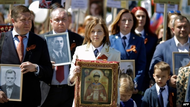 Natalya Poklonskaya (center) carries an icon with a portrait of Nicholas II in the Immortal Regiment march in Simferopol on May 9.