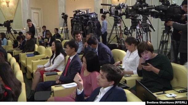 Журналисты в резиденции президента Казахстана в ожидании его выхода к прессе. Астана, 9 октября 2015 года.