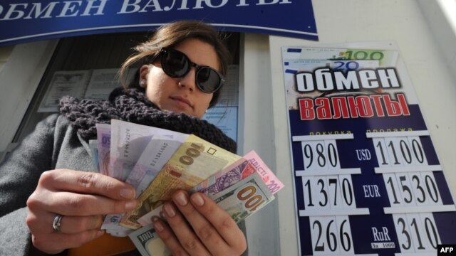 Жительница Крыма около пункта обмены валюты в Севастополе, 18 марта, 2014