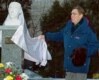 Jan Wallenberg unveils a monument to his cousin, Raoul Wallenberg, in Moscow in January 2001 (AFP)