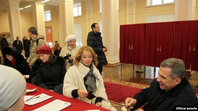 Tatarstan President Rustam Minnikhanov and his wife, Gulsina, vote in Kazan.