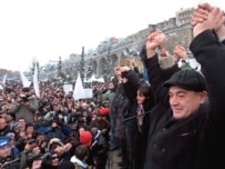 Levan Gachechiladze and his supporters accuse the election commission of fraud (epa)