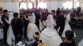 Гүлнара Каримованың «1000 неке тойы мен 1000 сүндет той» шарасы өтіп жатыр.
