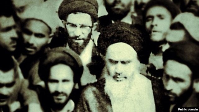 Fotografija sa Facebook stranice alatolaha Homneia na kojoj se nalaze on i ajatolah Homeini