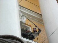 A worker uses high-pressure water to clean St. Petersburg's Admiralty (RFE/RL)