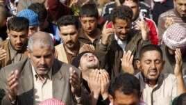 Irak - pjesëtar të komuniteti suni duke u lutur gjatë protestës së tyre kundër qeverisë së vendit