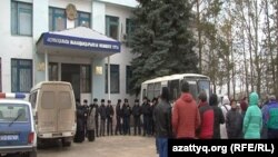 У здания суда в городе Актобе. Иллюстративное фото.