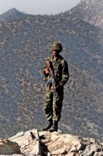 A Pakistan soldier monitors the Afghan border (epa)
